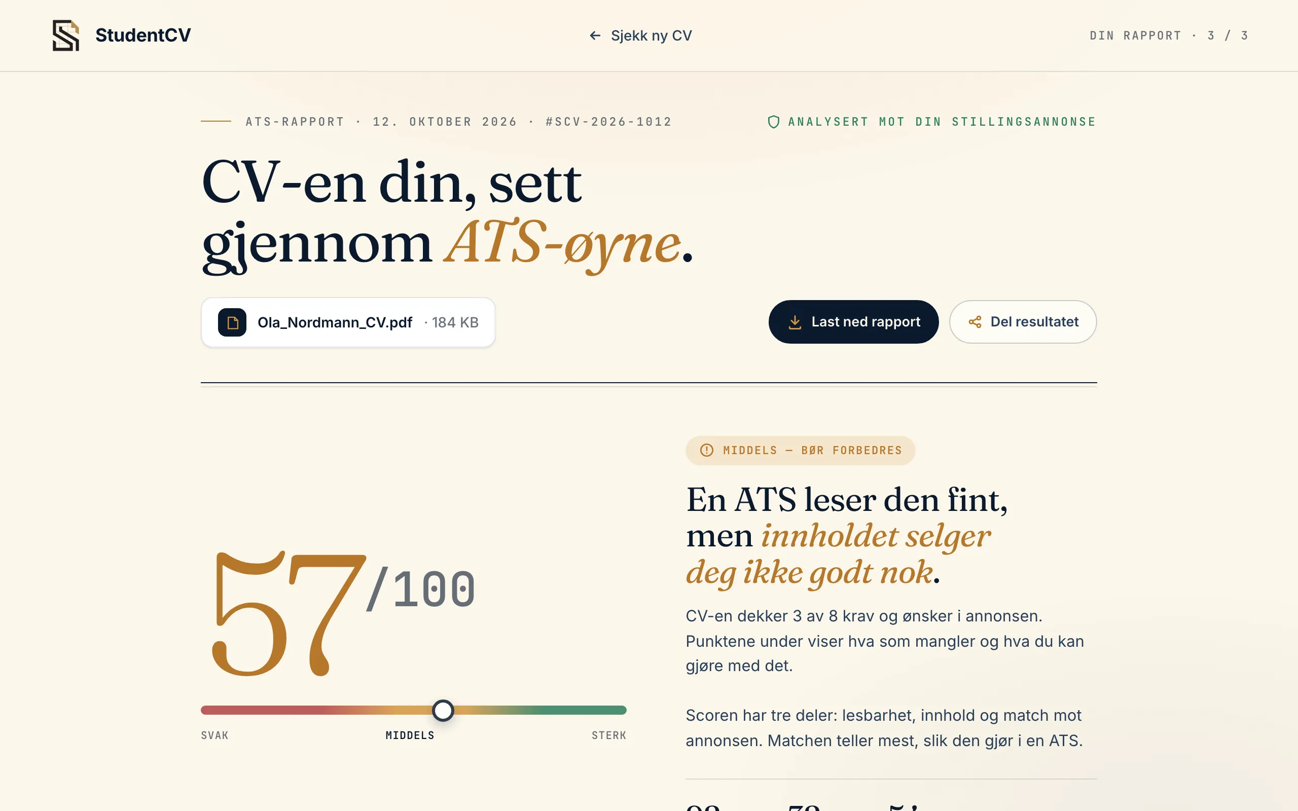 ATS-rapporten på stor skjerm, med overskriften «CV-en din, sett gjennom ATS-øyne» og en poengsum på 57 av 100.